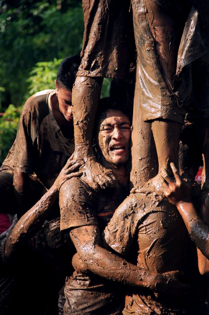 merayakan kemerdekaan lomba panjat pinang