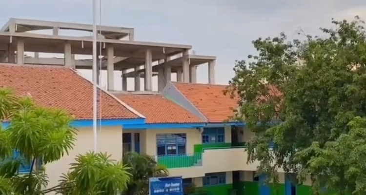 biru dan emas modern minimalis selamat hari buruh nasional facebook post (5)